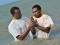 Assembleia de Deus em Maceió batiza cerca de duas mil pessoas no mar