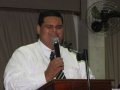 Sanfoneiro de Jesus toca o seu acordeão na igreja-sede
