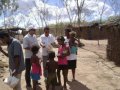 Povoado de Palestina recebe donativos de membros da Cohab