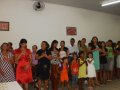 Jovens adoram a Deus em culto evangelístico na AD Traipu