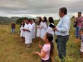 Pr. Fábio Junior batiza seis novos membros da AD Capivara