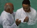Pr. Pedro Idalino batiza 33 novos membros na Assembleia de Deus em Messias