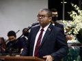 Pastor-presidente ministra sobre o candelabro símbolo da Aliança: o Menorá