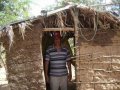 Povoado de Palestina recebe donativos de membros da Cohab