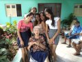 Jovens do Bom Parto visitam e levam donativos para o o Leal