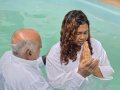 Pr. Pedro Idalino batiza 33 novos membros na Assembleia de Deus em Messias