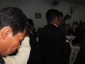 Jovens adoram a Deus em culto evangelístico na AD Traipu
