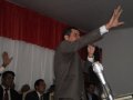 Jovens adoram a Deus em culto evangelístico na AD Traipu