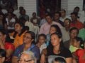 Jovens adoram a Deus em culto evangelístico na AD Traipu