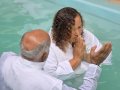 Pr. Pedro Idalino batiza 33 novos membros na Assembleia de Deus em Messias