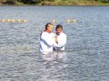 Pr. Wagner Lins batiza cinco novos membros da Assembleia de Deus no Uruguai