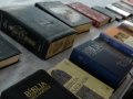 Versões antigas e raras da Bíblia Sagrada são expostas em estande na praça