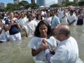 Assembleia de Deus em Maceió batiza cerca de duas mil pessoas no mar