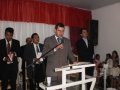 Jovens adoram a Deus em culto evangelístico na AD Traipu