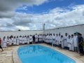 Pr. Gessélio de Almeida batiza 35 novos membros da AD Feira Grande