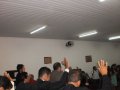 Jovens adoram a Deus em culto evangelístico na AD Traipu