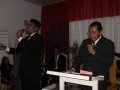 Jovens adoram a Deus em culto evangelístico na AD Traipu