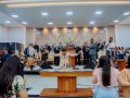 Jovens e adolescentes participam de estudos bíblicos no CONJOAAD 2025