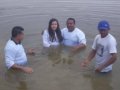 Pr. Fábio Junior batiza seis novos membros da AD Capivara