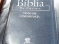 Versões antigas e raras da Bíblia Sagrada são expostas em estande na praça