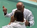 Pr. Pedro Idalino batiza 33 novos membros na Assembleia de Deus em Messias