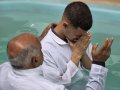 Pr. Pedro Idalino batiza 33 novos membros na Assembleia de Deus em Messias