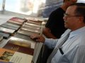 Versões antigas e raras da Bíblia Sagrada são expostas em estande na praça