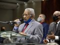 Pastor-presidente ministra sobre o candelabro símbolo da Aliança: o Menorá