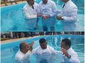 Pr. Nelson Lima celebra o batismo de oito novos membros da AD Mata Grande