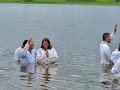 Pr. Eronilson Barbosa batiza 14 novos membros da AD em Olivença