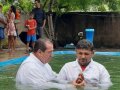 Pr. Givaldo de Lima batiza 17 novos membros da AD Utinga Leão