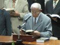 Sanfoneiro de Jesus toca o seu acordeão na igreja-sede