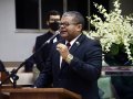 Pastor-presidente ministra sobre o candelabro símbolo da Aliança: o Menorá
