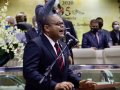 Pastor-presidente ministra sobre o candelabro símbolo da Aliança: o Menorá