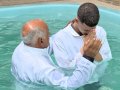 Pr. Pedro Idalino batiza 33 novos membros na Assembleia de Deus em Messias