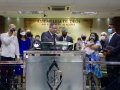 Pastor-presidente ministra sobre o candelabro símbolo da Aliança: o Menorá