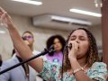 Jovens e adolescentes participam de estudos bíblicos no CONJOAAD 2025