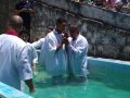 Pr. Josivaldo Gomes batiza 33 novos membros da Assembleia de Deus em Fernão Velho