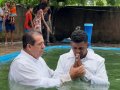 Pr. Givaldo de Lima batiza 17 novos membros da AD Utinga Leão