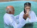 Pr. Pedro Idalino batiza 33 novos membros na Assembleia de Deus em Messias