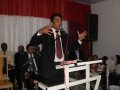 Jovens adoram a Deus em culto evangelístico na AD Traipu