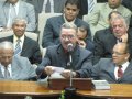 Sanfoneiro de Jesus toca o seu acordeão na igreja-sede