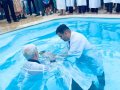 Pr. Gessélio de Almeida batiza 35 novos membros da AD Feira Grande