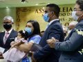 Pastor-presidente ministra sobre o candelabro símbolo da Aliança: o Menorá