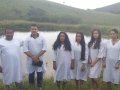 Pr. Fábio Junior batiza seis novos membros da AD Capivara