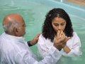Pr. Pedro Idalino batiza 33 novos membros na Assembleia de Deus em Messias