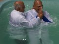 Pr. Pedro Idalino batiza 33 novos membros na Assembleia de Deus em Messias
