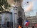 Chile: Manifestantes encapuzados incendeiam igrejas em Santiago