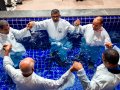 102 novos membros da Assembleia de Deus descem às águas batismais