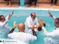 56 novos membros da AD Brasil Novo descem às águas batismais